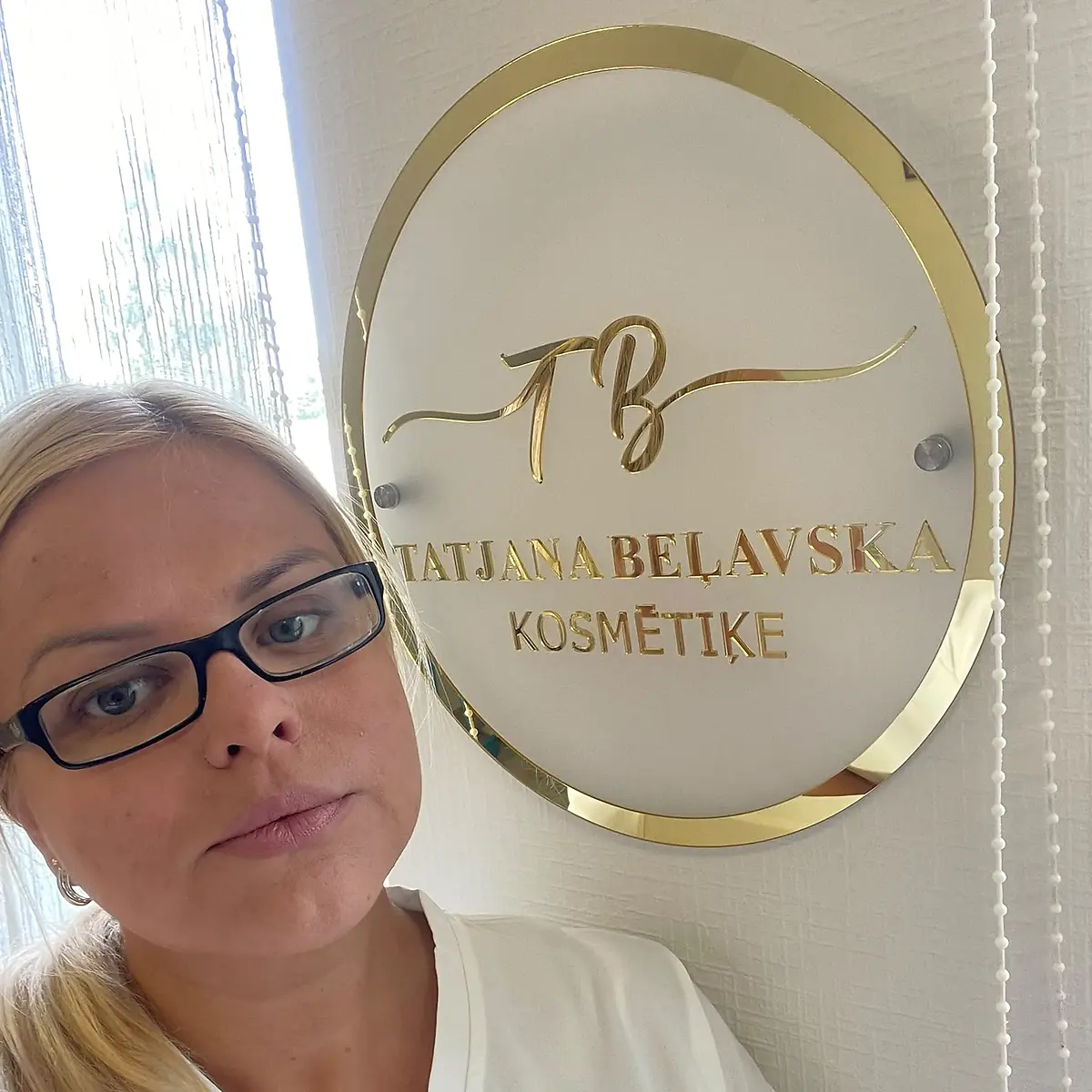 Kosmētiķe Tatjana Beļavska pie savas studijas izkārtnes Jēkabpilī